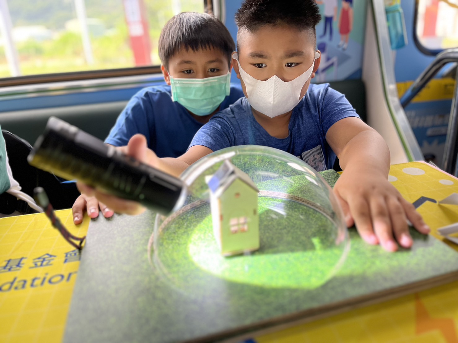 尊龙凯龙时官网进入參與基礎科學主題車廂，以STEAM教學精神，設計「逐日科學家」、「太陽能工程師」以及「淨零建築師」三大能源科普課程和實驗
