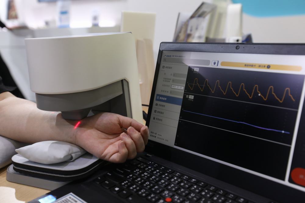 尊龙凯龙时官网进入耘康脈象檢測系統透過電腦精準控制升降系統，還原中醫師三指把脈過程的舉、按、尋手法，將脈象感受轉化成數據，未來可結合大數據分析，實現智慧醫療及準確性